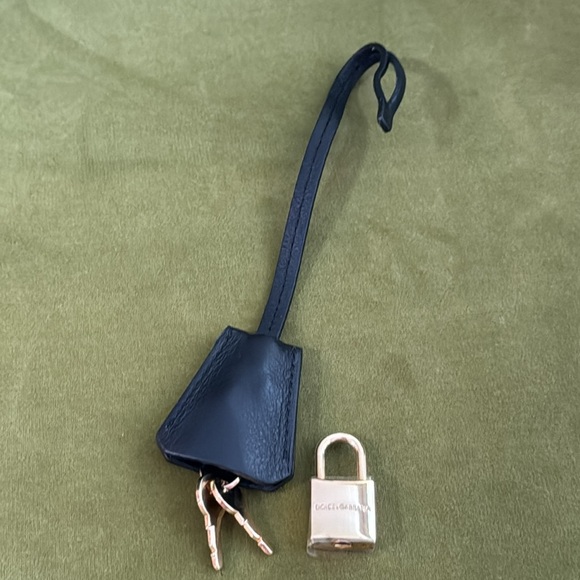 Dolce & Gabbana lock and key set with clochette charm - Picture 3 of 7